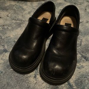 Leather clogs